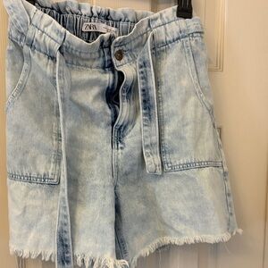 Zara Faded Blue Jean Shorts Size small distressed fringe never worn belted